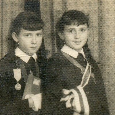 <br/>J.C. con su hermana después del reparto de bandas y diplomas. Colegio de Cristo Rey, Villanueva de Córdoba